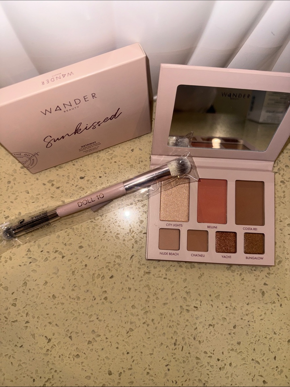 Wander Sunkissed Eyeshadow pallete  bundle w brush